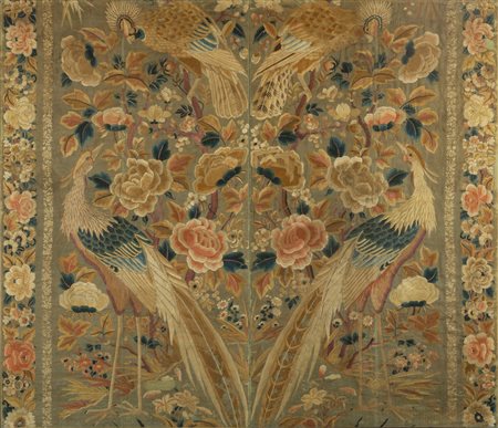 Grande pannello ricamato con figure di fenici e 