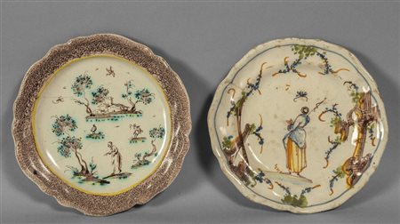 Due piattini in ceramica decorati in policromia, 