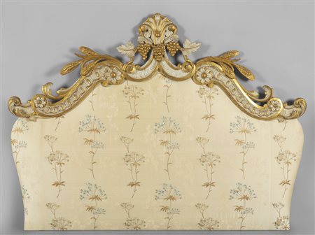 Testata di letto in legno finemente intagliato, 