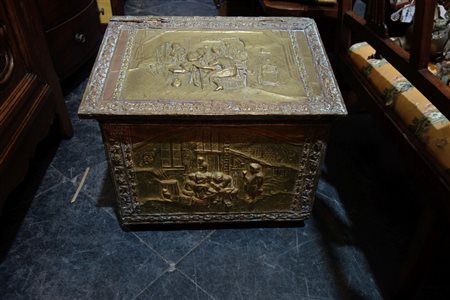 # Portalegna in lamierino sbalzato con scene di 