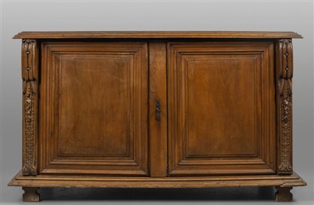 Credenza Luigi XIV in noce, due sportelli sul 