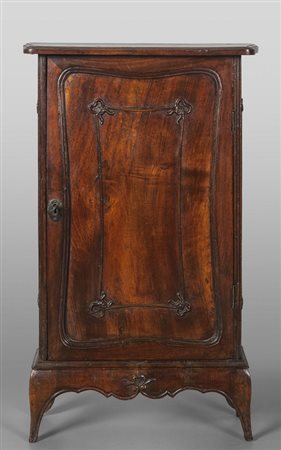 Piccola credenzina in noce, sec.XIX<br>cm. 50x21 