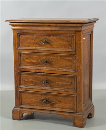 Piccolo comò a quattro cassetti in noce 