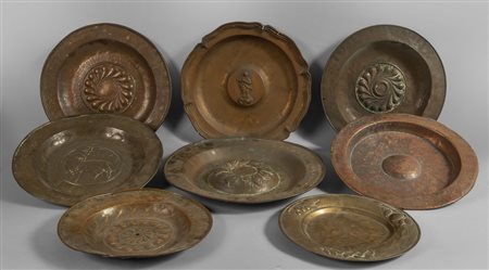 Otto elemosinieri in rame di varie forme e 