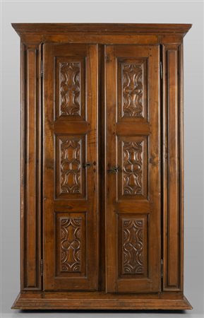 Armadio Luigi XV in noce a due sportelli scolpiti 