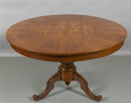 Tavolo rotondo, piano intarsiato in legni vari 