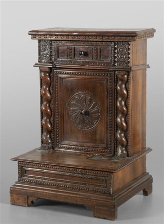 Inginocchiatoio in noce intagliato, Lombardia 