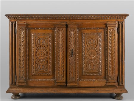 Credenza a due sportelli in noce con montanti 