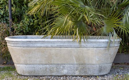 Vasca in marmo bianco, fascia scolpita a motivi 