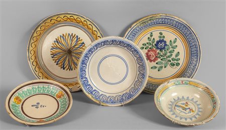 Quindici piatti in terraglia di varie dimensioni 