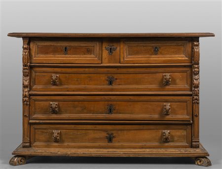 Canterano Luigi XIII a tre cassetti più due in 