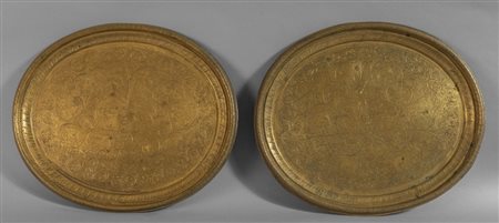 Coppia di vassoi ovali in bronzo dorato e 