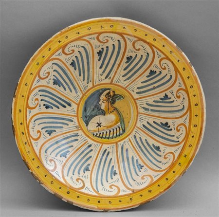 Piatto in maiolica di Montelupo con figura 