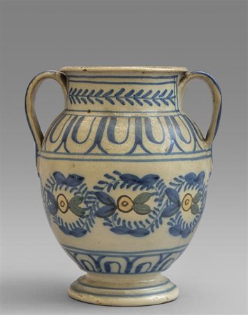 Vaso biansato con manici in maiolica binaca e 