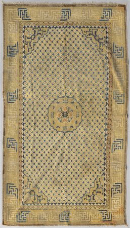 # Tappeto cinese a fondo giallo decorato a rombi, 