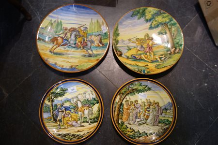 Quattro piatti in ceramica policroma raffiguranti 