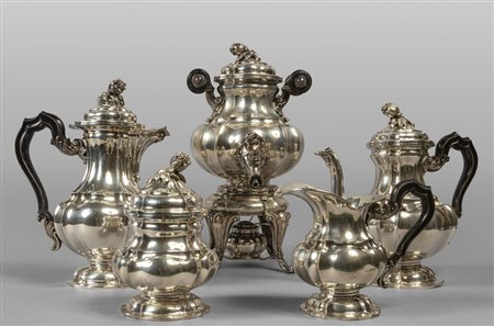 Servizio da the in argento sbalzato in stile 