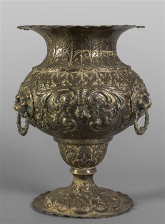 Grande vaso in argento sbalzato, tre manici 
