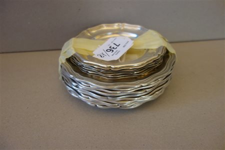 # Dodici più sei piattini in argento in stile 