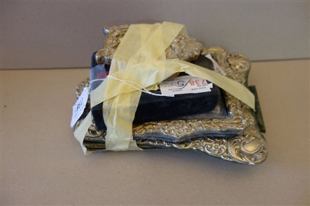 # Quattro portafotografie in argento e una 