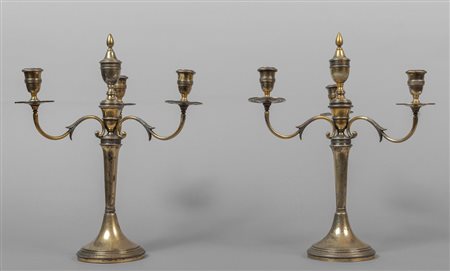 Coppia di candelieri in argento a tre 