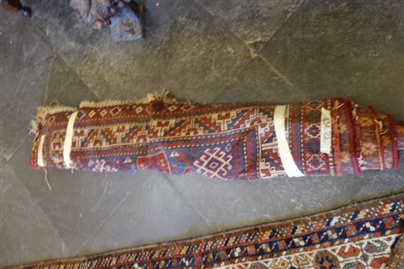 Due tappeti (uno in cattivo stato)