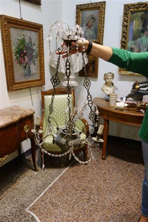 Coppia di lampadari a cestino in metallo e gocce 