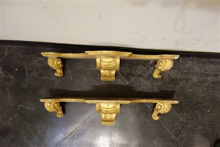 Coppia di mensole in legno intagliato e dorato 