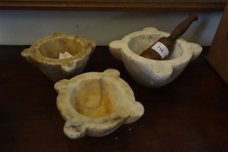 Tre mortai di diverse forme e misure, uno con 