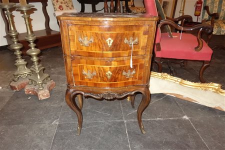 # Comodino Luigi XIV movimentato sul fronte e sui 