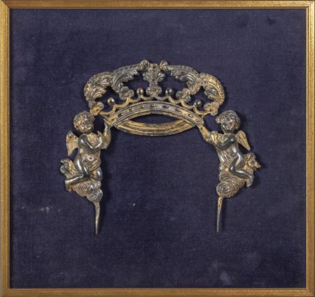 Corona in argento sorretta da angioletti, 