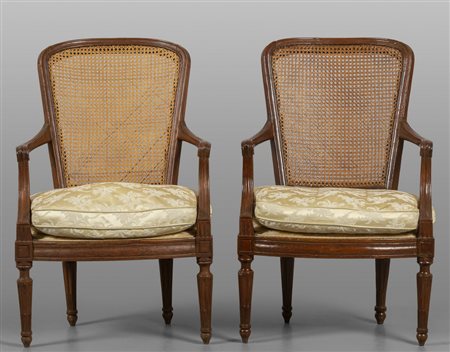 Coppia di poltrone Luigi XVI in noce con cannè, 