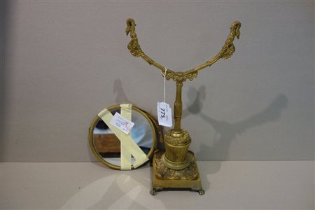 Specchio da toilette in bronzo dorato in stile 