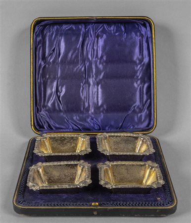 Quattro saliere in argento con cucchiaini nella 