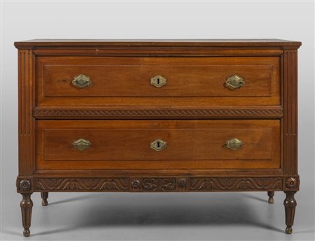 Comò Luigi XVI in noce finemente intagliato, 