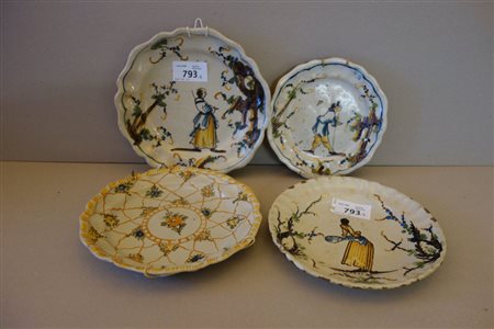 Quattro piatti in maiolica decorati con figure e 
