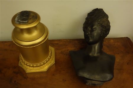 Busto femminile, bronzo a patina scura, base in 