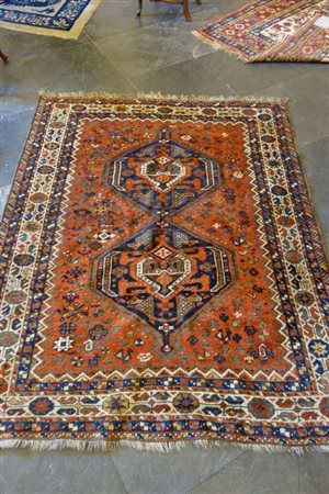 Tappeto a fondo rosso con due medaglioni<br>cm. 