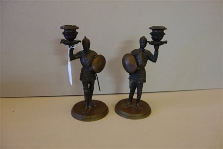 Coppia di candelieri in metallo raffiguranti 