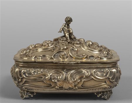 Scatola in argento riccamente sbalzato con presa 