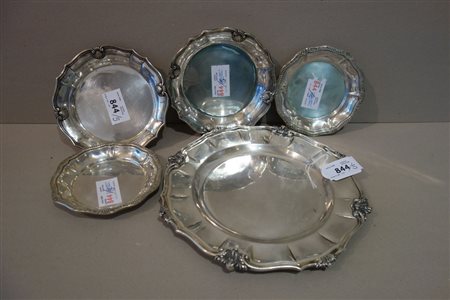 # Piatto, coppia di sottobottiglie e coppia di 