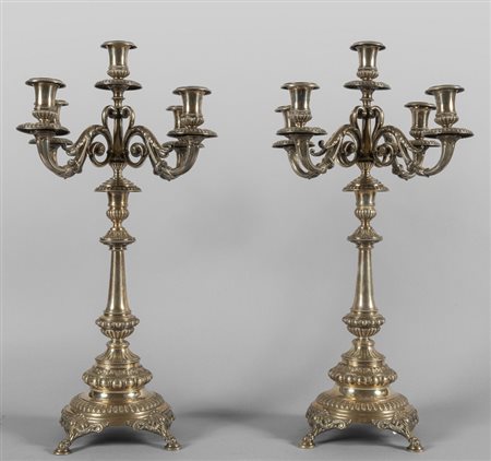 Coppia di grandi candelieri in argento a cinque 