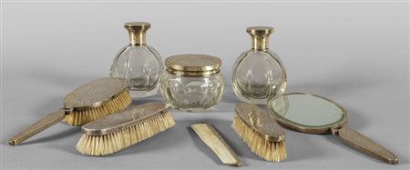 Servizio da toilette in argento composto da otto 