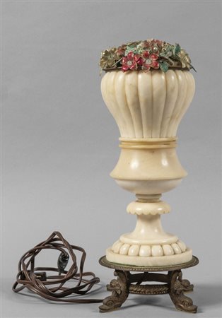 Lampada in alabastro, base in bronzo sorretta da 