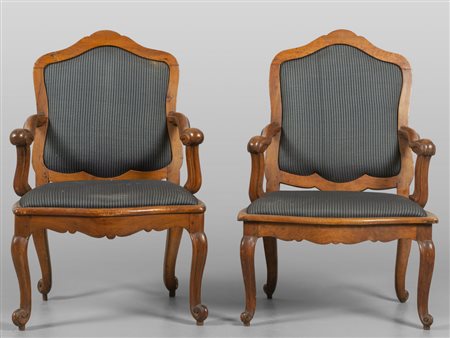 Coppia di poltrone in noce in stile Luigi XV