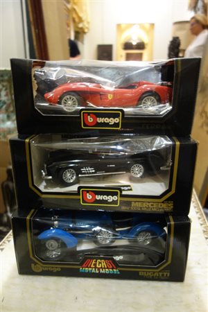 Scatola contenente modelli di macchinine