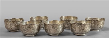 # Sette coppette in argento sbalzato a 