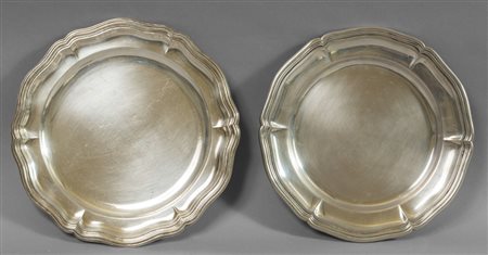 # Due piatti in argento in stile 