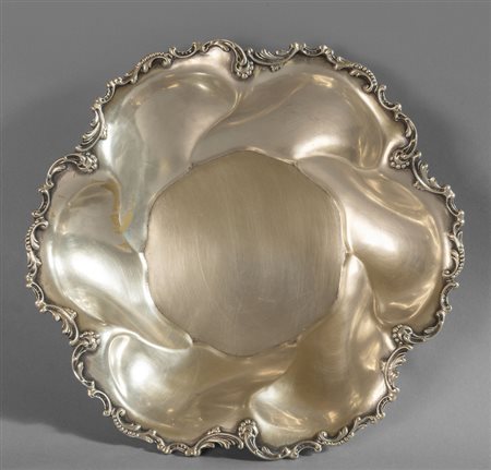 # Coppa in argento sbalzato in 