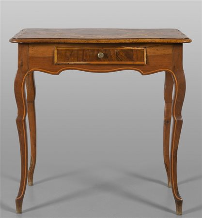 Tavolino da centro Luigi XV in noce filettato in 